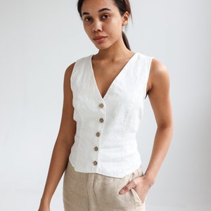 Buttoned linen vest with V-neck. Here in white linen.