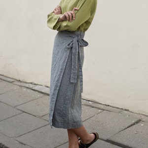 Wrap linen skirt, ends just below the knee, in greyish black zig-zag color. Full style with linen shirt.