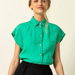 Button-up shirt with short cap sleeves and classic-shirt collar.