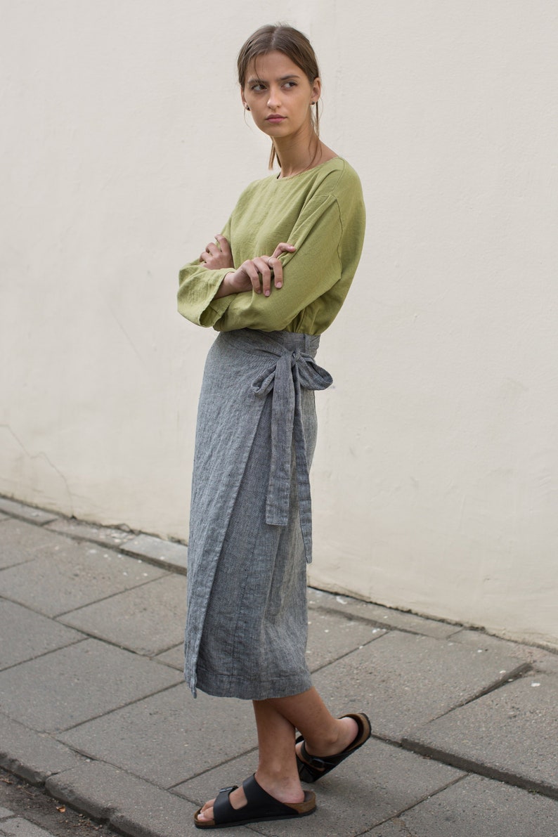 Wrap linen skirt, ends just below the knee, in greyish black zig-zag color. Full style with linen shirt.