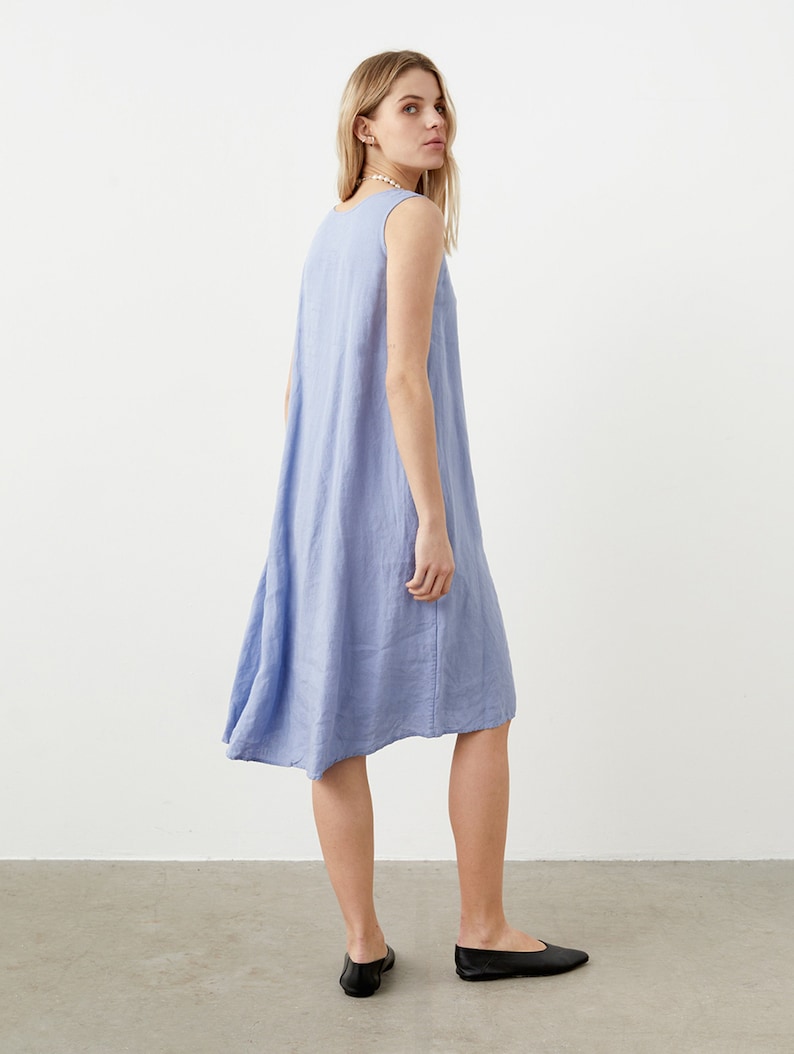 Puede incluir: Un vestido sin mangas de color azul b&iacute;garo hasta la rodilla, con una silueta holgada y fluida y escote redondo. La prenda presenta un dise&ntilde;o sencillo y sin adornos con un dobladillo recto, confeccionado en un tejido ligero.