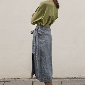 Wrap linen skirt, ends just below the knee, in greyish black zig-zag color. Photo from the back.