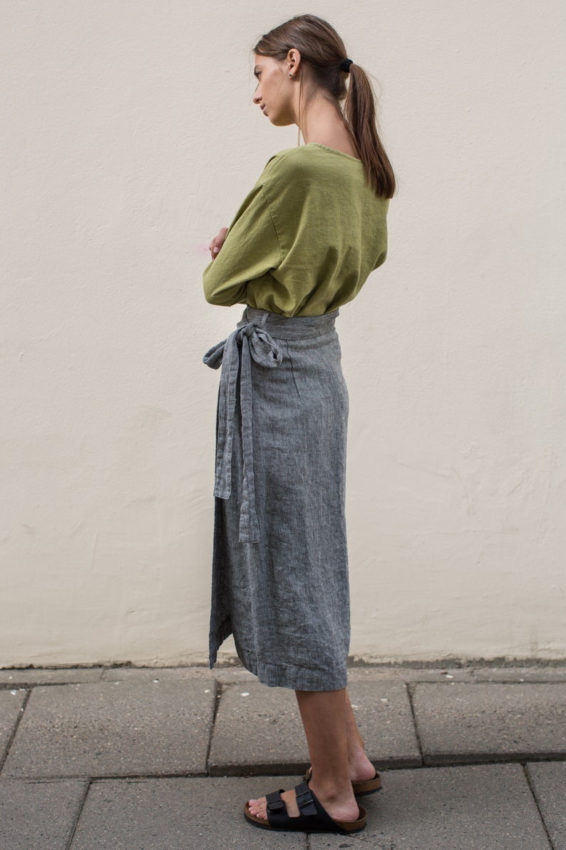 Wrap linen skirt, ends just below the knee, in greyish black zig-zag color. Photo from the back.