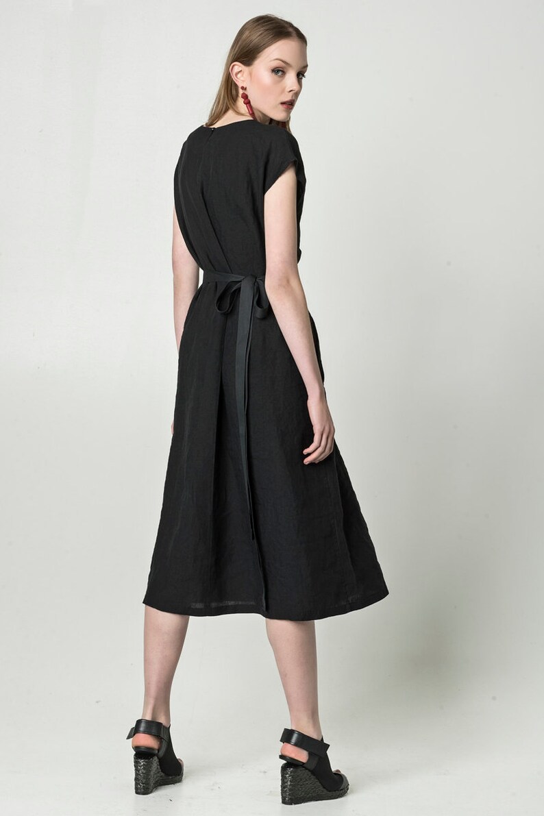 Robe en lin noir robe midi de lin robe portefeuille noire ...