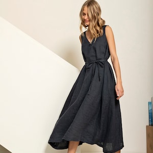 Flowy linen dress, trapeze / a-line silhouette.  Here with a belt, for a more waist-defining style.