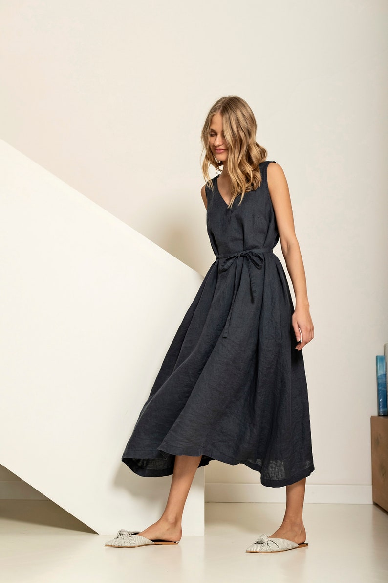 Flowy linen dress, trapeze / a-line silhouette.  Here with a belt, for a more waist-defining style.