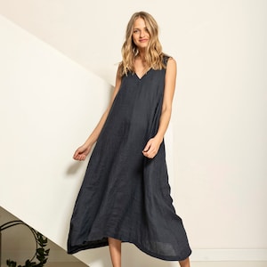 Flowy linen dress, trapeze / a-line silhouette.  Here shown without a belt, loosely widening from the chest.