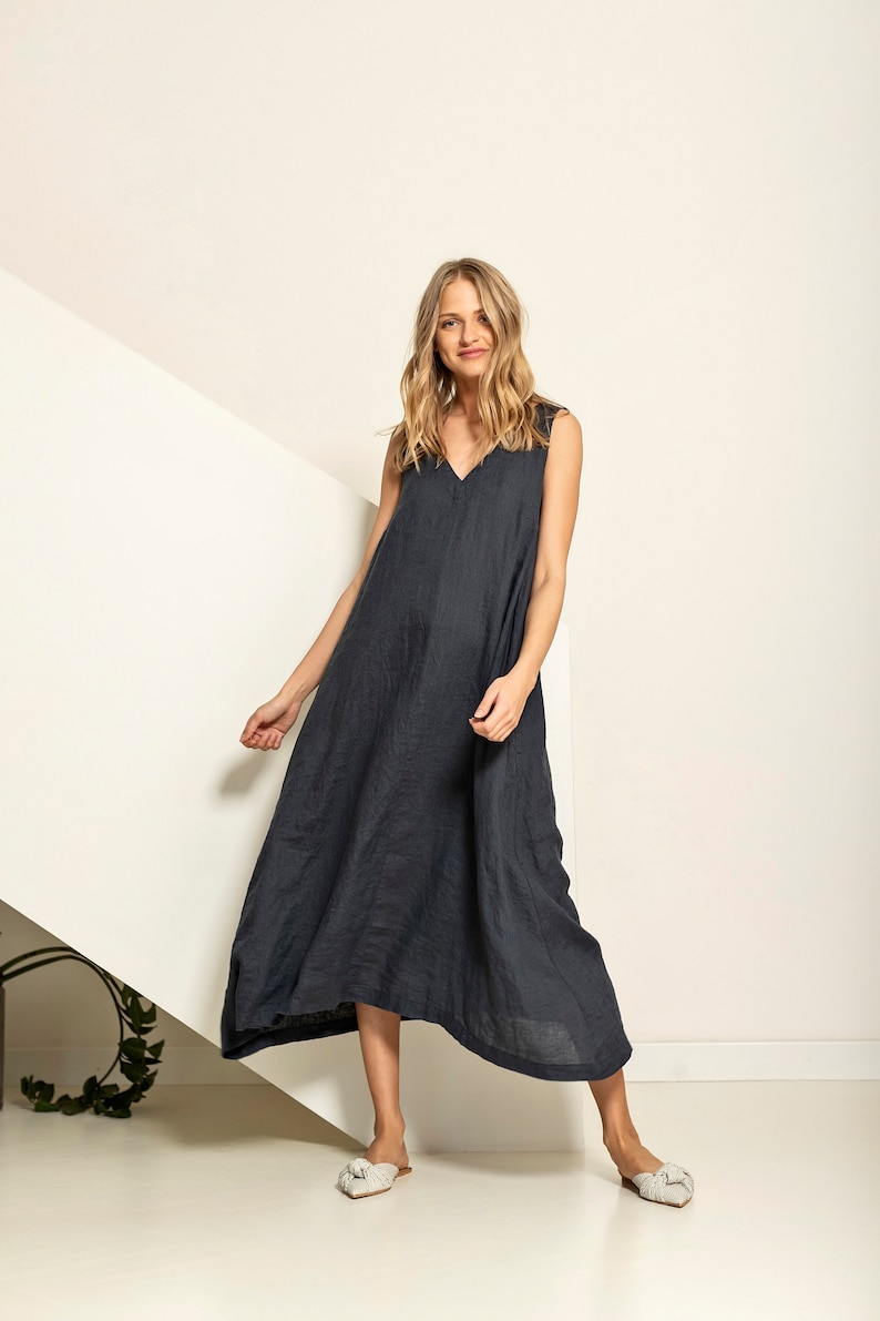 Flowy linen dress, trapeze / a-line silhouette.  Here shown without a belt, loosely widening from the chest.