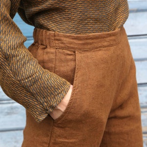 Close up: side pockets and elasticated waist-line at the back (front is not elasticated, giving a neat look).