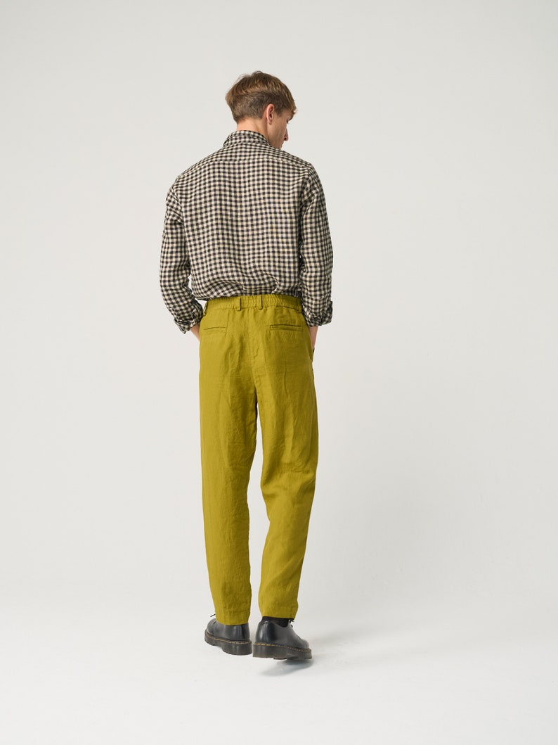 Eine taillierte Leinenhose für Herren mit Reißverschluss und Gummizug im hintern, eine leicht plissierte Leinenhose von NIKO Bild 6