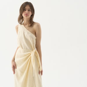 Schulterfreies Wickelkleid aus Leinen, One-Shoulder-Kleid mit Wickelrock, Maxikleid GODDESS