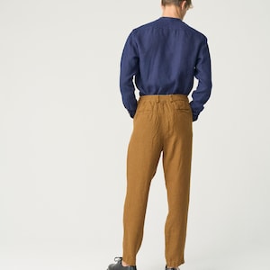 Pantaloni da uomo in lino affusolati con cerniera ed elastico posteriore, pantaloni in lino pesante plissettato NIKO immagine 2