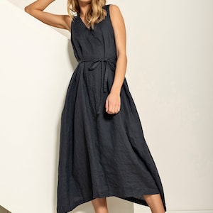 Flowy linen dress, trapeze / a-line silhouette.  Here with a belt for a more waist-defining style.