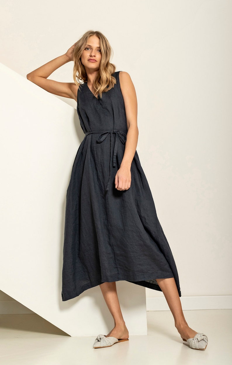 Flowy linen dress, trapeze / a-line silhouette.  Here with a belt for a more waist-defining style.