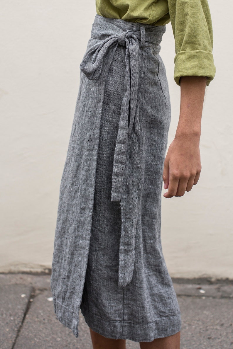 Wrap linen skirt, ends just below the knee, in greyish black zig-zag color (skirt close up)