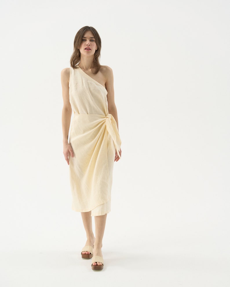 Robe portefeuille en lin à épaules dénudées, robe asymétrique avec jupe portefeuille, robe longue en lin GODDESS image 2