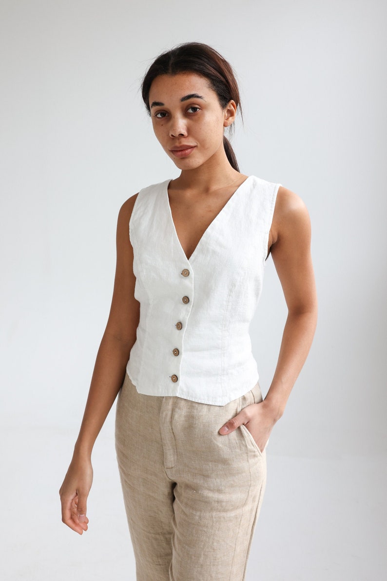 Buttoned linen vest with V-neck. Here in white linen.