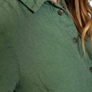 Close up: classic shirt collar and snap fastening.