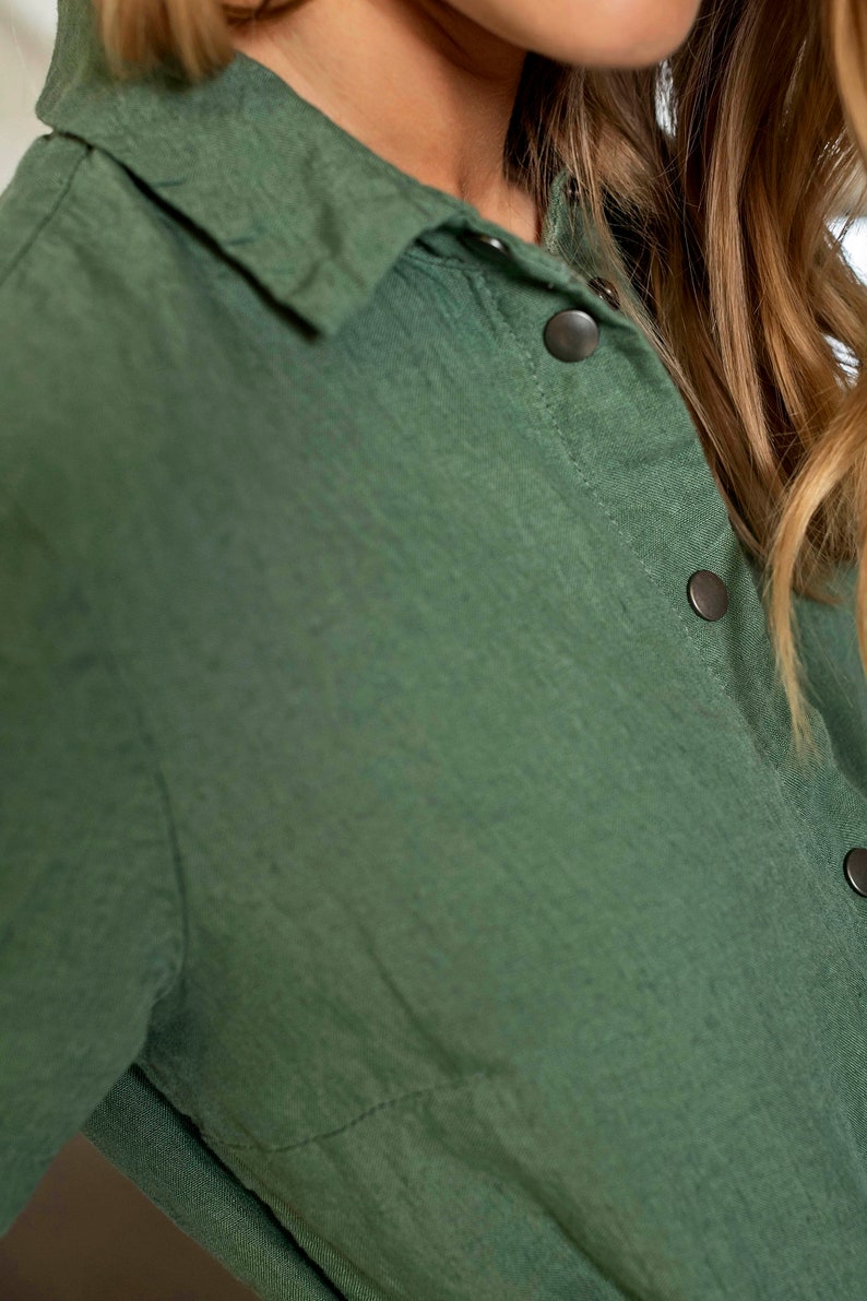 Close up: classic shirt collar and snap fastening.