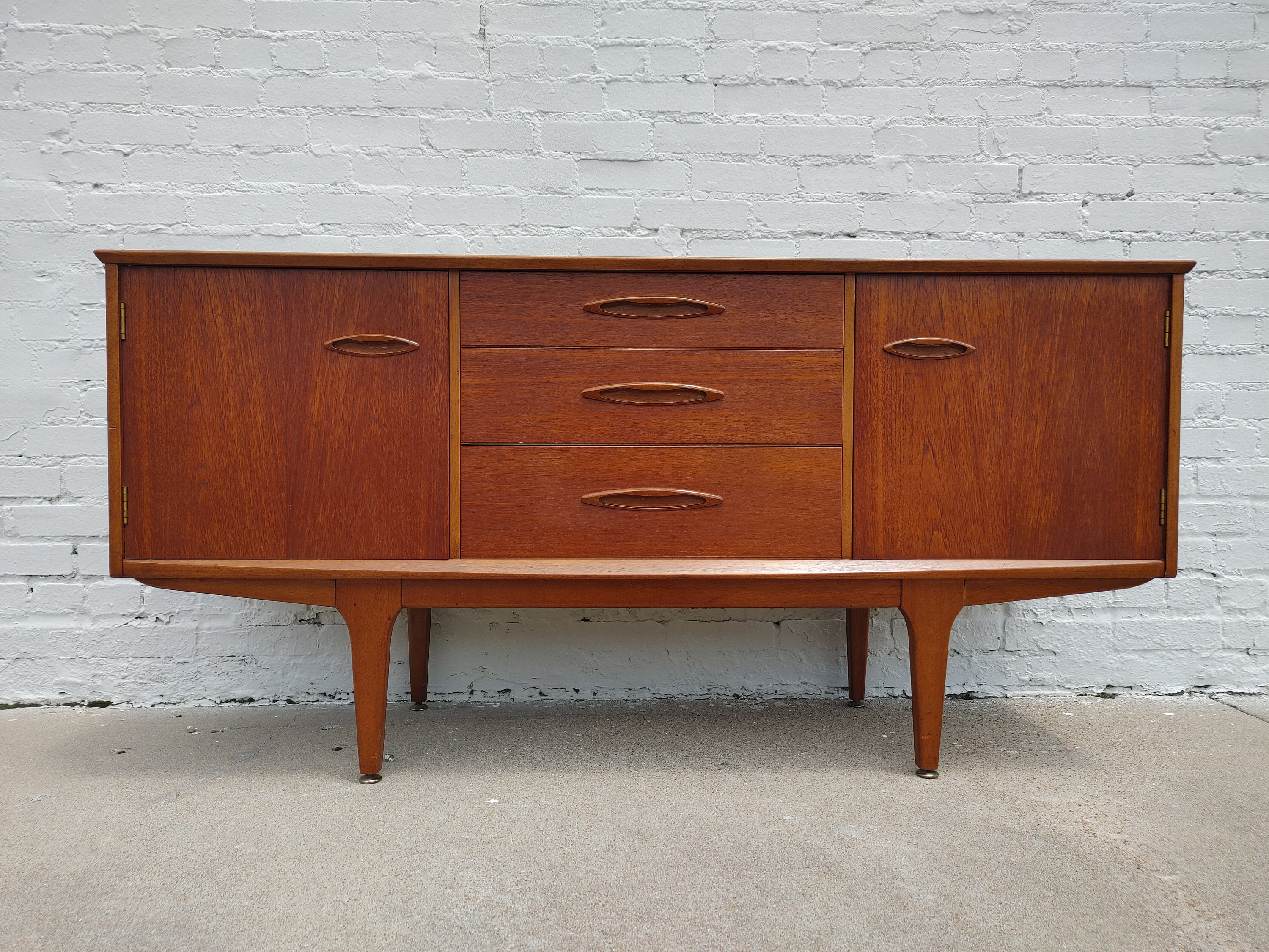 Gabinete moderno de teca de mediados del siglo | Etsy