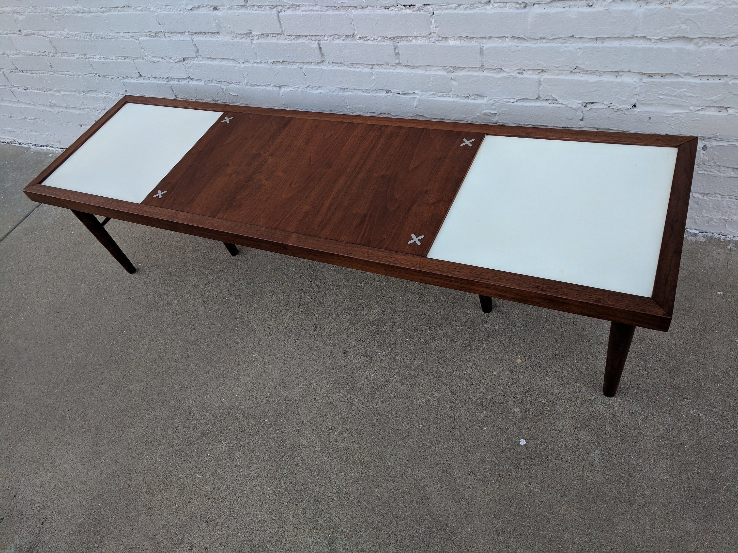 American Of Martinsville Coffee Table / Mcm Mid Century Modern Merton Gershun American Of Martinsville Coffee Table Ebay / Check out our american martinsville coffee table selection for the very best in unique or custom, handmade pieces from our coffee & end tables shops.