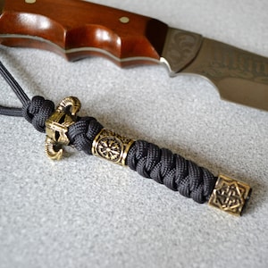 Cordón para cuchillo/llavero con casco vikingo y cuentas de latón con forma de sol negro, regalo para hombres, llavero para hombres, valquiria, casco del horror