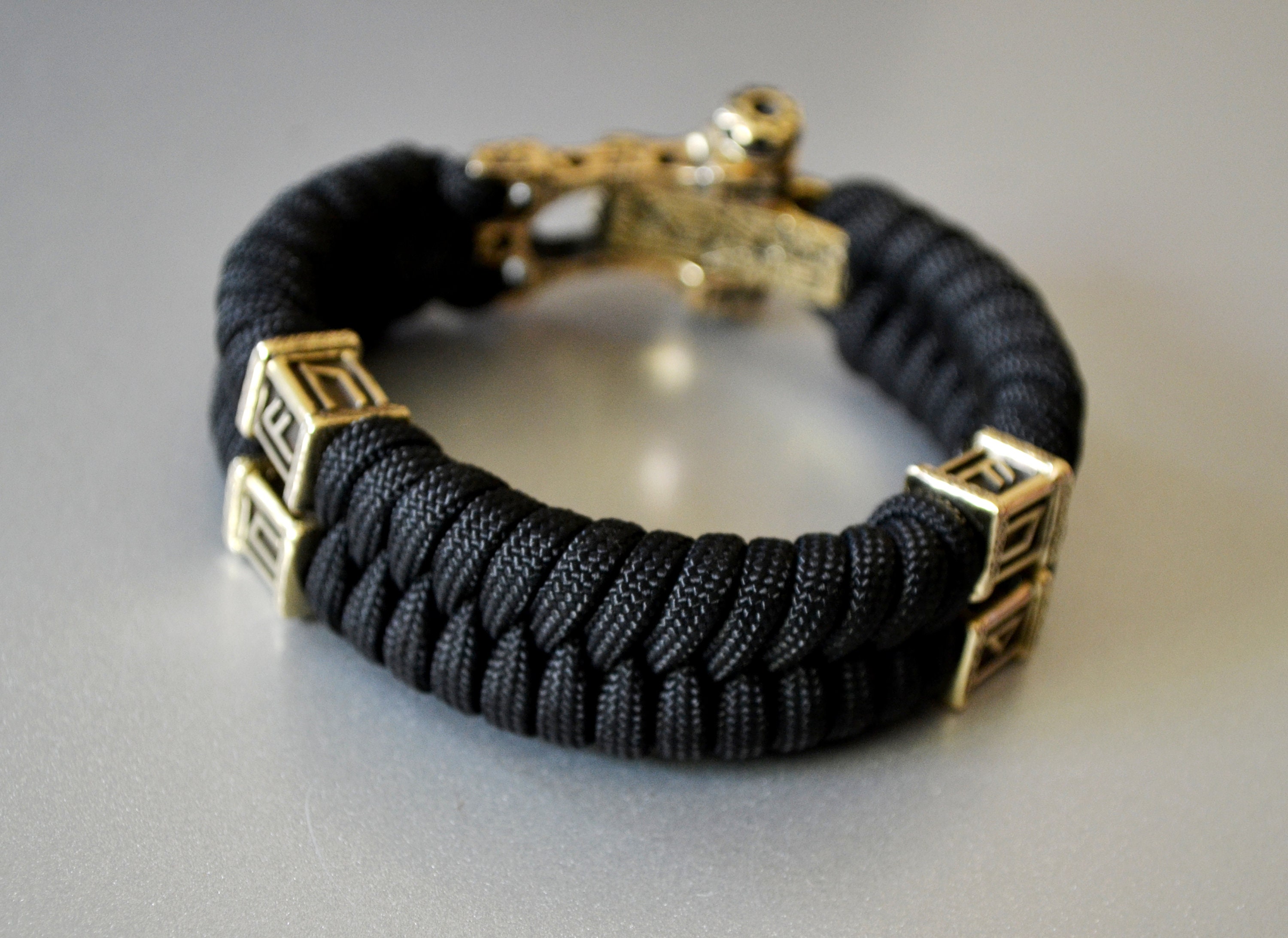 Paracord mens bracelet with brass shackle scull beads mens Etsy