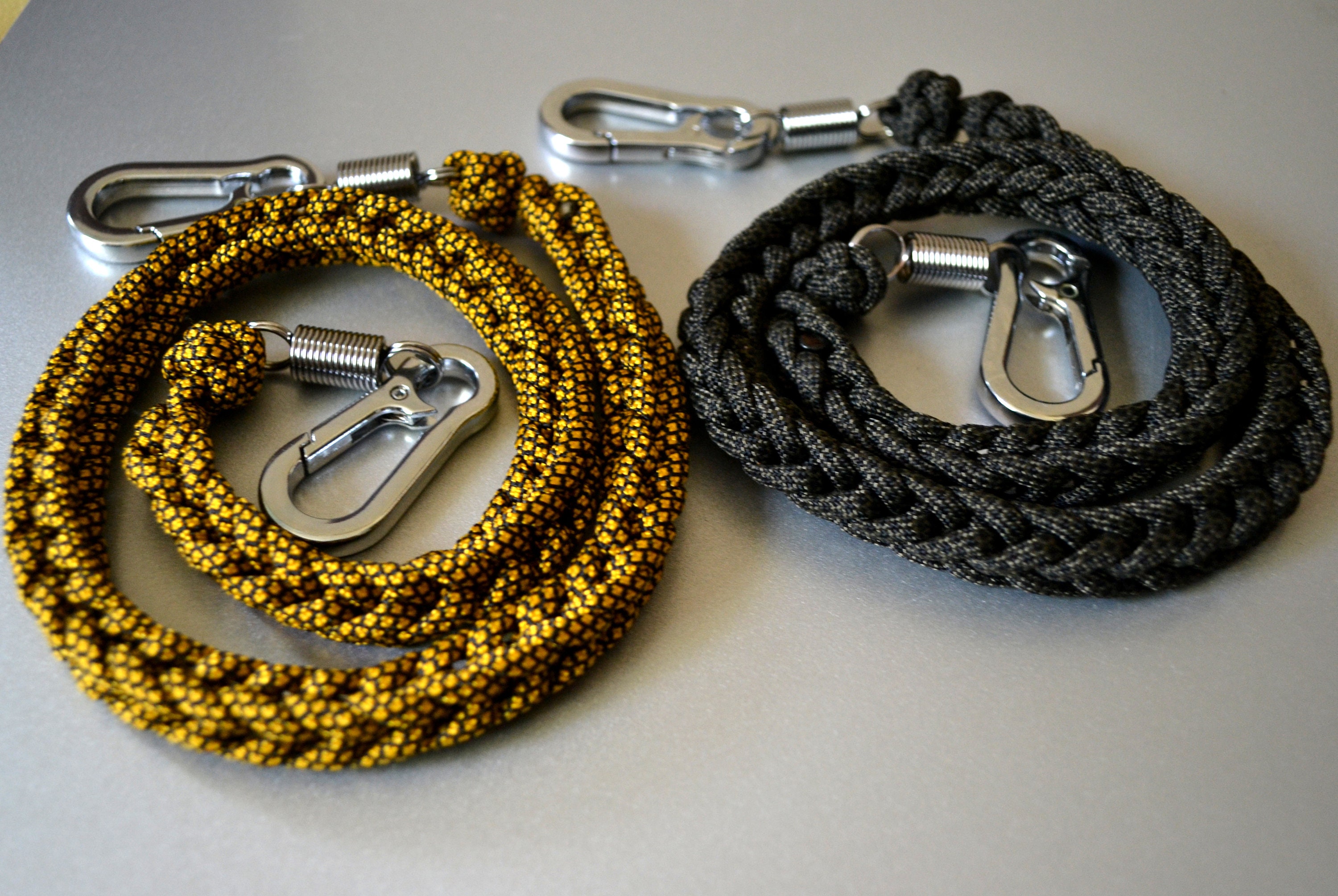 REHTAEL Paracord Keychain with Carabiner- Military Braided Paracord Carabiner Keychain Clip with Strap for Keys/Men/Women
