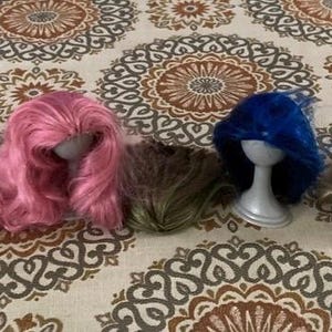 Bratz monster high wigs and wig stands 5 wigs 2 stands
