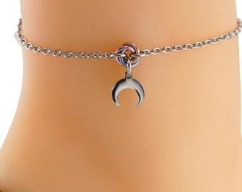 Tobillera o brazalete de día sumiso con diseño de cuerno lunar y anillo para amantes.