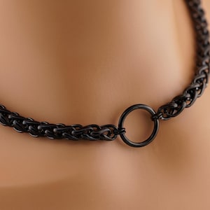Collar con anillo en forma de O sobre cadena de espigas de acero inoxidable color negro