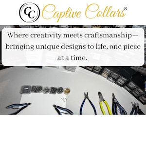 K&ouml;nnte beinhalten: Ein Arbeitsplatz mit Werkzeugen und Materialien zur Schmuckherstellung. Das Bild zeigt Zangen, kleine Beh&auml;lter mit Perlen und den Text "Captive Collars" und "Where creativity meets craftsmanship&mdash;bringing unique designs to life, one piece at a time."