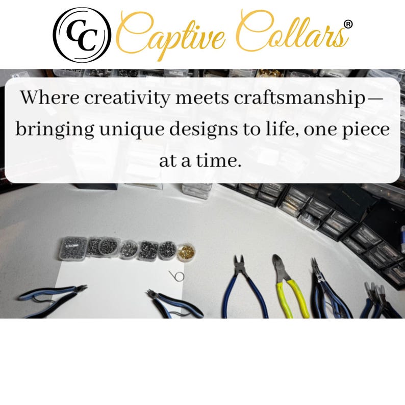 K&ouml;nnte beinhalten: Ein Arbeitsplatz mit Werkzeugen und Materialien zur Schmuckherstellung. Das Bild zeigt Zangen, kleine Beh&auml;lter mit Perlen und den Text "Captive Collars" und "Where creativity meets craftsmanship&mdash;bringing unique designs to life, one piece at a time."