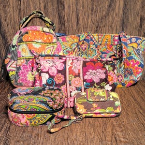 Conjunto vintage retirado de 5 bolsos Vera Bradley con motivos florales en rosa y naranja: bolsa para almuerzo, bolso de mano, estuche para joyas, neceser y billetera.