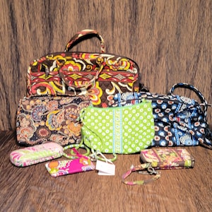 Conjunto retirado de 7 Vera Bradley: bolso para portátil, bolso de mano, bolso pequeño con bandolera, bolso con funda de libro, monedero, billetera, estuche para gafas