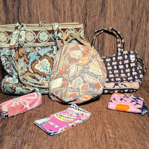 Conjunto vintage retirado de 6 bolsos Vera Bradley con motivos florales en varios colores: bolso de mano, bolso pequeño, bolsa para el almuerzo, estuche para gafas, estuche para calendario y billetera.
