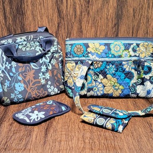 Conjunto vintage retirado de 4 bolsos Vera Bradley con motivos florales azules: bolsa para el almuerzo, bolso de mano, estuche para gafas y billetera.