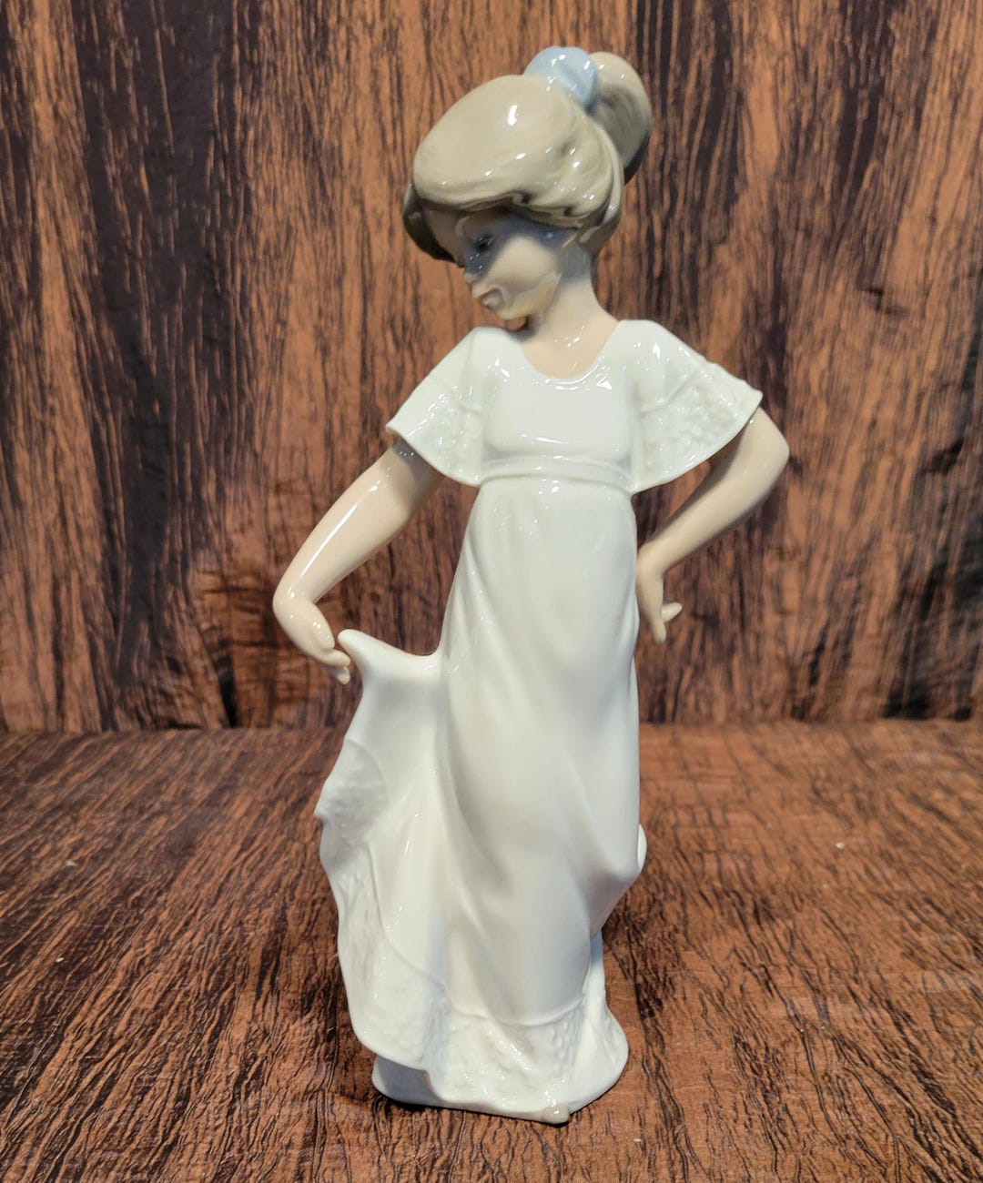 Beautiful Lladro NAO Girl Dancing 8 1/2