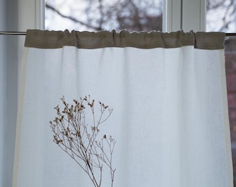 Könnte beinhalten: Weiße Leinenvorhänge mit einem olivgrünen Kopfteil, die vor einem Fenster hängen. Eine Vase mit getrockneten Blumen steht vor den Vorhängen. Die Vorhänge bestehen aus einem weichen, strukturierten Stoff und schaffen eine schlichte, natürliche Ästhetik.
