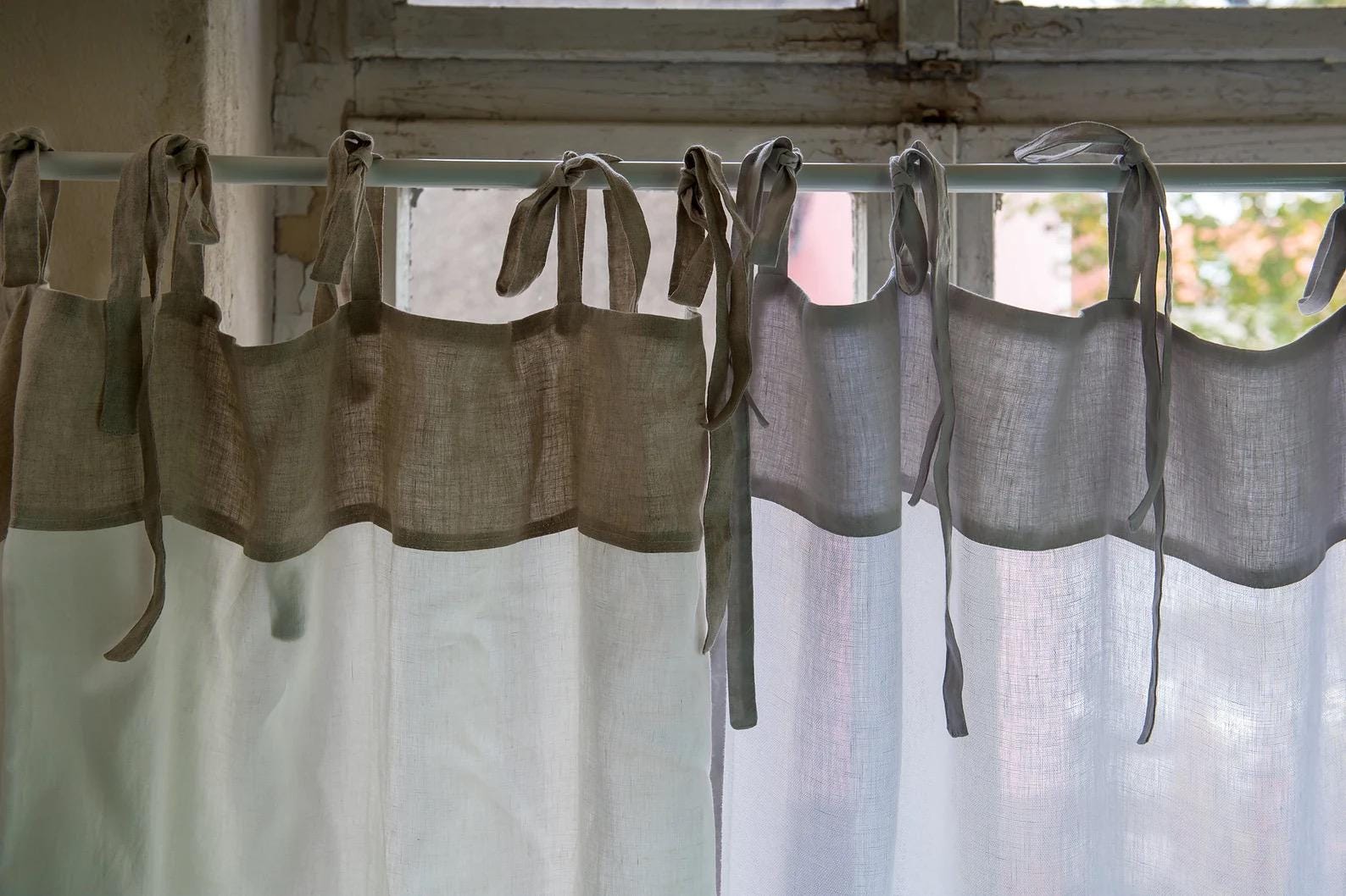 タイトップリネンカーテンパネル、ホワイト＆ネイビーのボヘミアン風