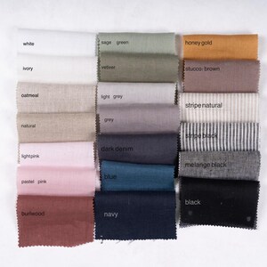 Puede incluir: Muestras de tela en varios colores, incluyendo blanco, marfil, avena, natural, rosa claro, rosa pastel, burlywood, verde salvia, vetiver, oro miel, marr&oacute;n estuco, gris claro, gris, mezclilla oscura, azul, marino, raya natural, raya negra, negro melange y negro. Cada muestra est&aacute; etiquetada con su nombre de color.
