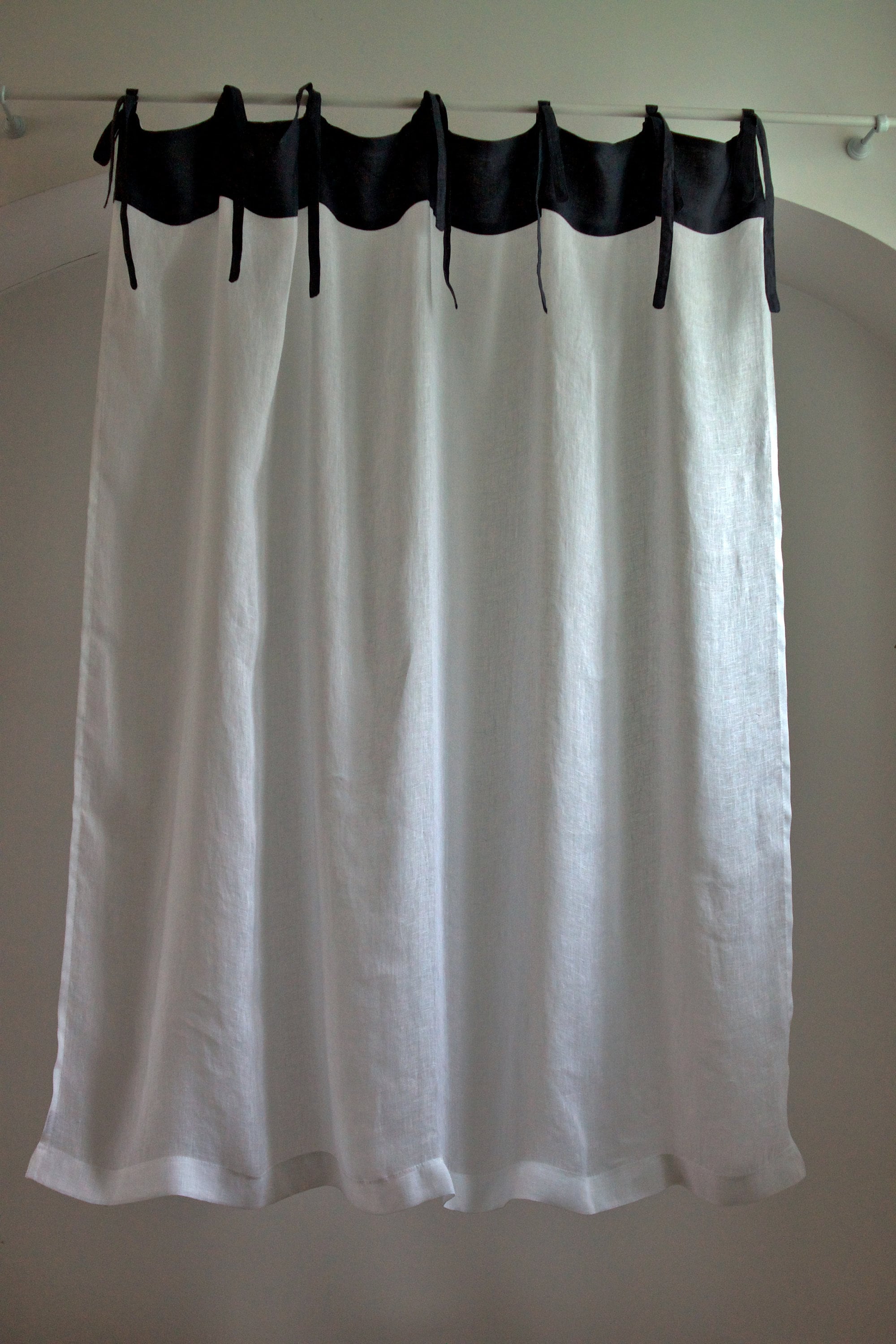 タイトップリネンカーテンパネル、ホワイト＆ネイビーのボヘミアン風