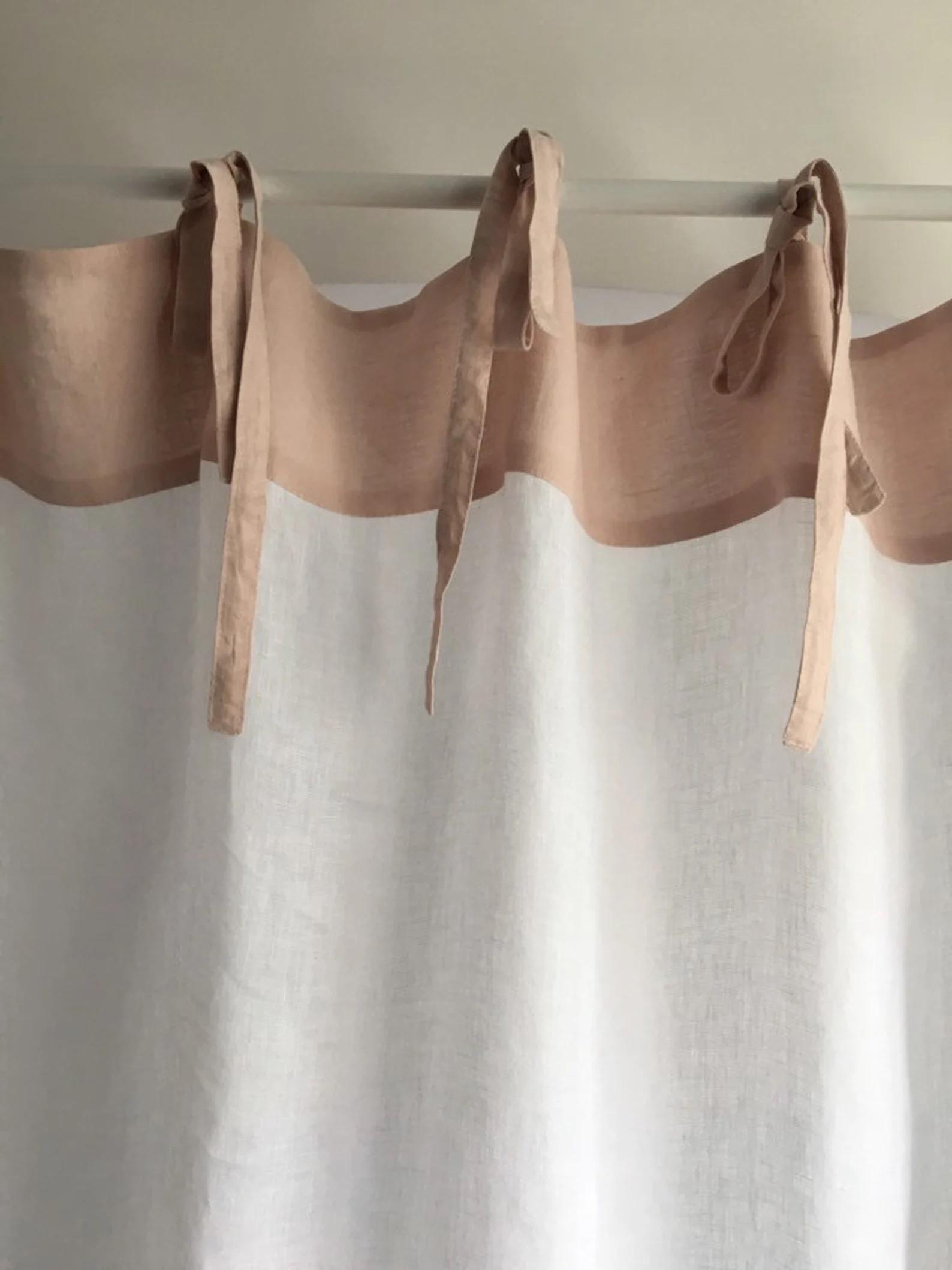 タイトップリネンカーテンパネル、ホワイト＆ネイビーのボヘミアン風