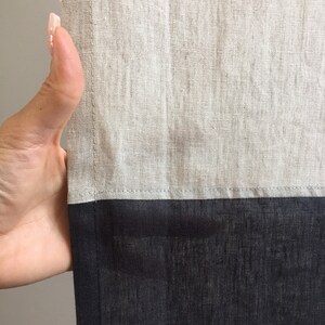 Puede incluir: Un textil de lino de dos tonos con una secci&oacute;n superior beige claro y una secci&oacute;n inferior azul marino oscuro. Las dos secciones est&aacute;n unidas por una costura horizontal. La tela tiene una apariencia texturizada.