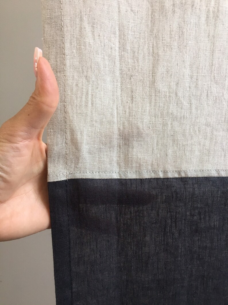 Puede incluir: Un textil de lino de dos tonos con una secci&oacute;n superior beige claro y una secci&oacute;n inferior azul marino oscuro. Las dos secciones est&aacute;n unidas por una costura horizontal. La tela tiene una apariencia texturizada.