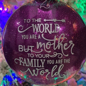 Per il mondo sei una madre, ma per la tua famiglia sei il mondo. Ornamento glitterato 4&quot; **Disponibile più opzioni glitter**