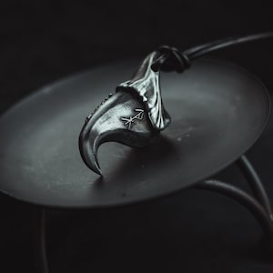 Réplique du pendentif griffe en argent du tigre de Sibérie - Amulette griffe chamanique - Collier griffe de sorcière - Collier griffe de tigre de l&#39;Amour