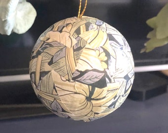 William Morris print decoupage kerstbal