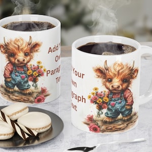 Op de afbeelding: Twee witte keramische mokken met een bruin Highland-koe-ontwerp. De mokken hebben tekst die "Voeg uw eigen alinea tekst toe" luidt.