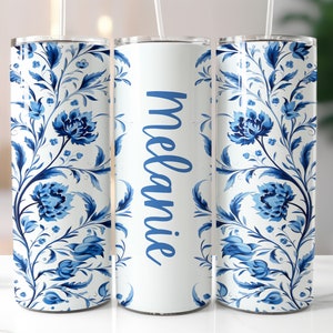 Peut inclure: Trois gobelets en acier inoxydable avec un motif floral bleu et blanc. Le gobelet du milieu porte le nom "Melanie".